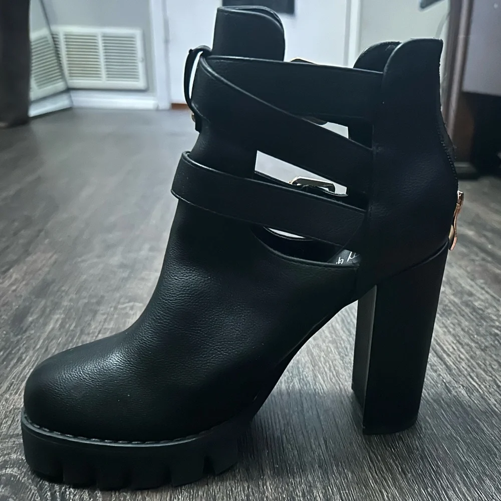 Nasty Gal 🖤 Heeled Cleated Cut-Out Faux Leather Buckle Biker Boots 👢🏍️ - Picture 6 of 9